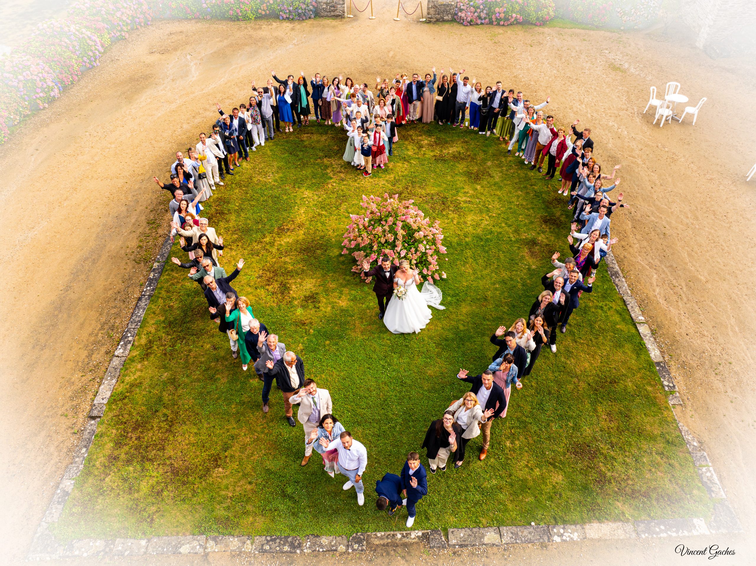 Photo de mariage vue drone coeur vue en drone des mariés